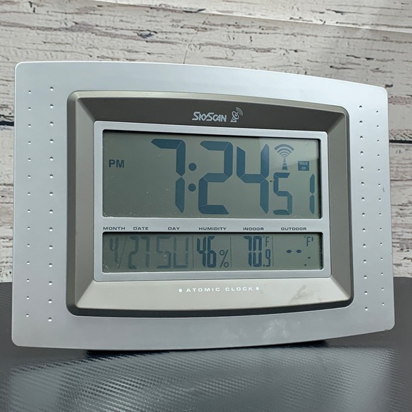 SkyScan Atomic Clock Digital Wall Desk Clock Indoor Temperature - Picture 1 of 5